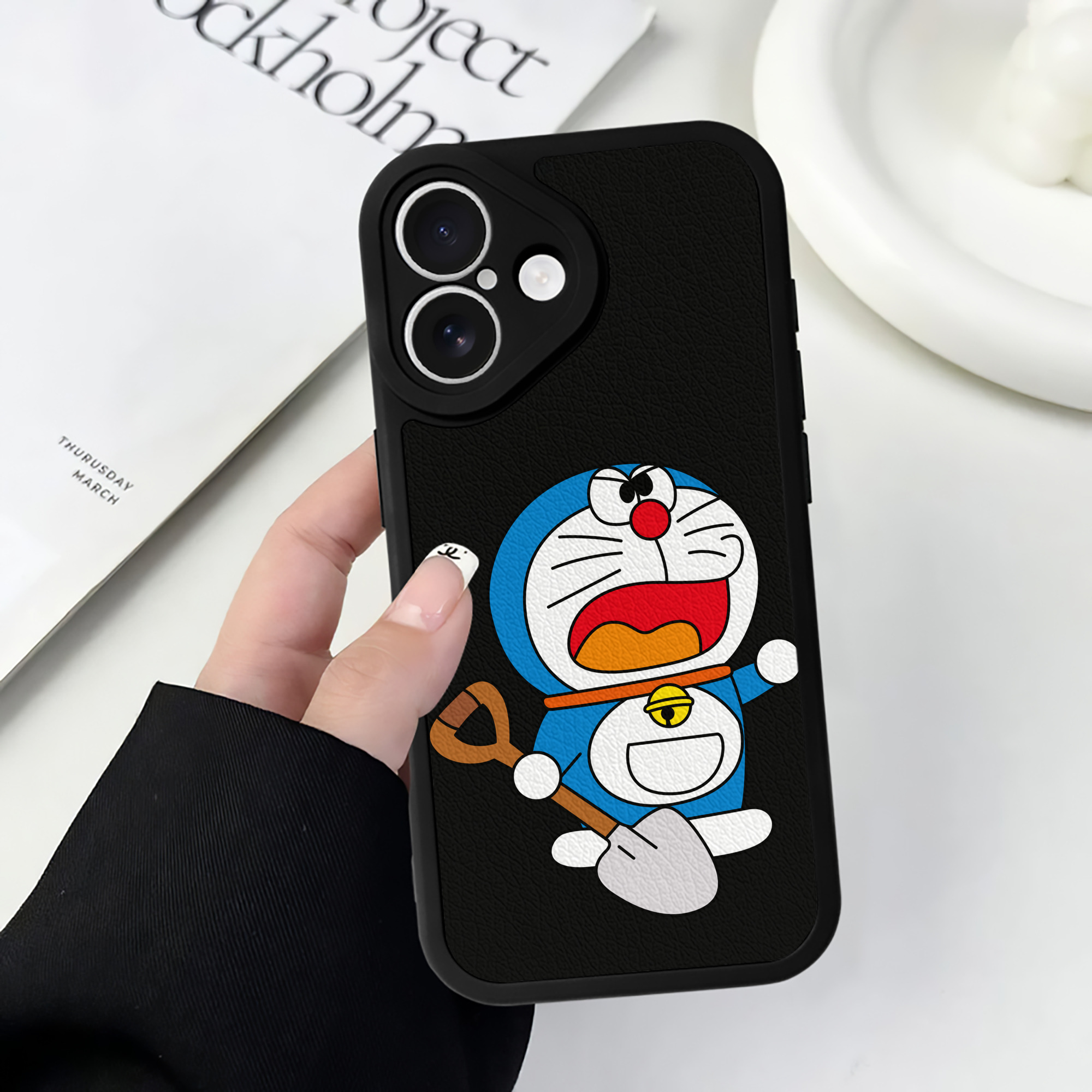 （画像用） ドラえもん Doraemon 【iPhone 16シリーズ対応】シリコンスマホケース（レザー調） 材質：シリコン